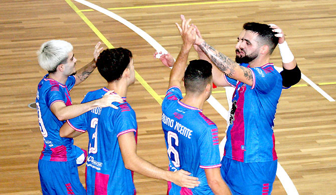 CDR “Os Vinhais vence e é líder, goleada do CF Sassoeiros em casa(tx)