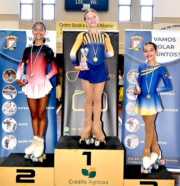 Patinadoras do CF Sassoeiros e do Parede FC nos vários pódios do “Torneio de Verão APL”(tx)