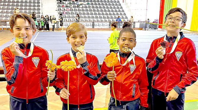 CD Arneiro com bicampeões e vice-campeões nacionais de acrobática(T)